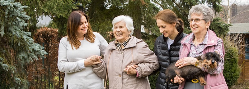 Spaziergang mit zwei älteren Damen und deren Pflegekräfte von Iwona Szwedyc