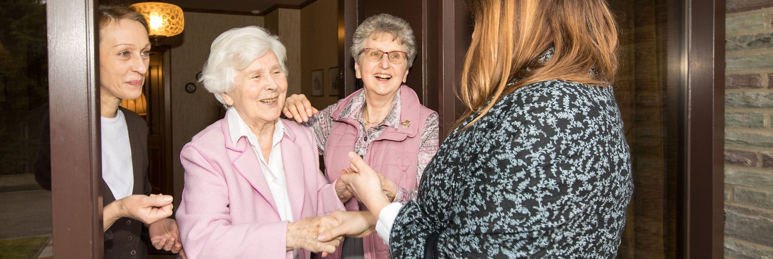 Zwei Rentnerinnen begrüßen ihre Pflegekräfte von Iwona Szwedyc